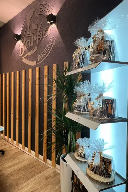 Innenwand aus dunklem Filz mit Holzlatten, Wandleuchten und dem Logo